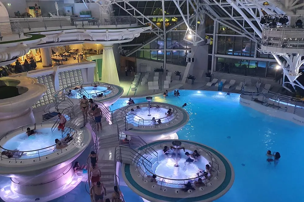 Interior de Caldea con piscinas termales