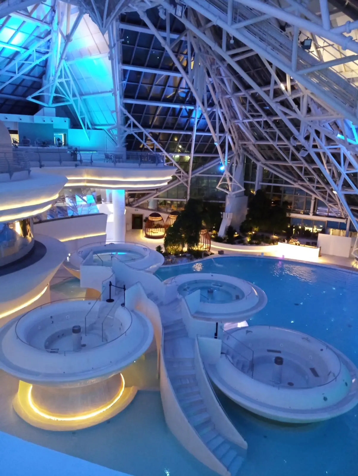 Interior de Caldea con piscinas termales