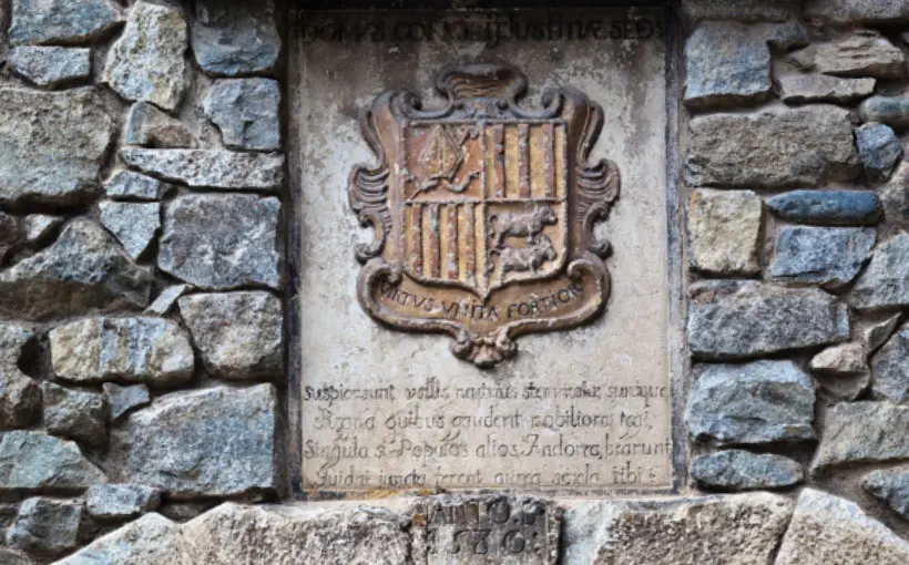 Escudo en la puerta de la Casa de la Vall