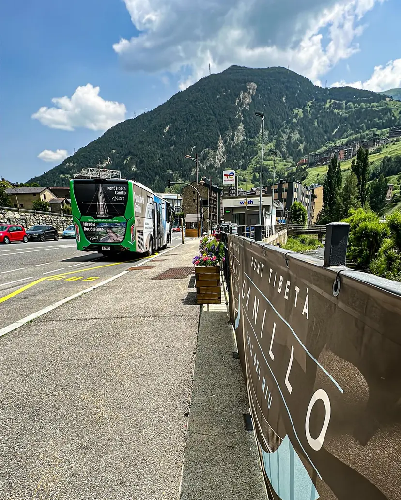 Parada de bus hacia el Puente Tibetano