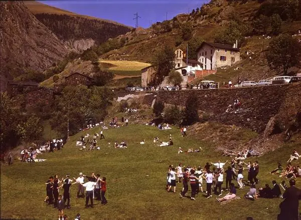 Celebración tradicional en Meritxell - gente bailando la sardana