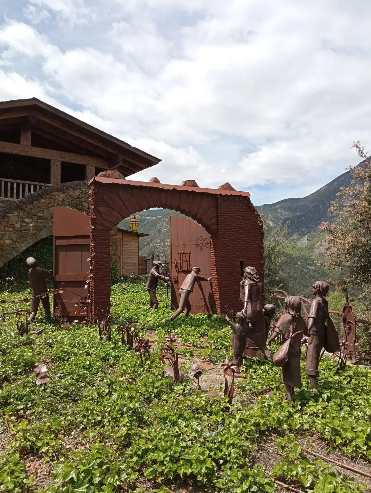 Ensemble sculptural d'entrée dédié aux réfugiés à Auvinyà