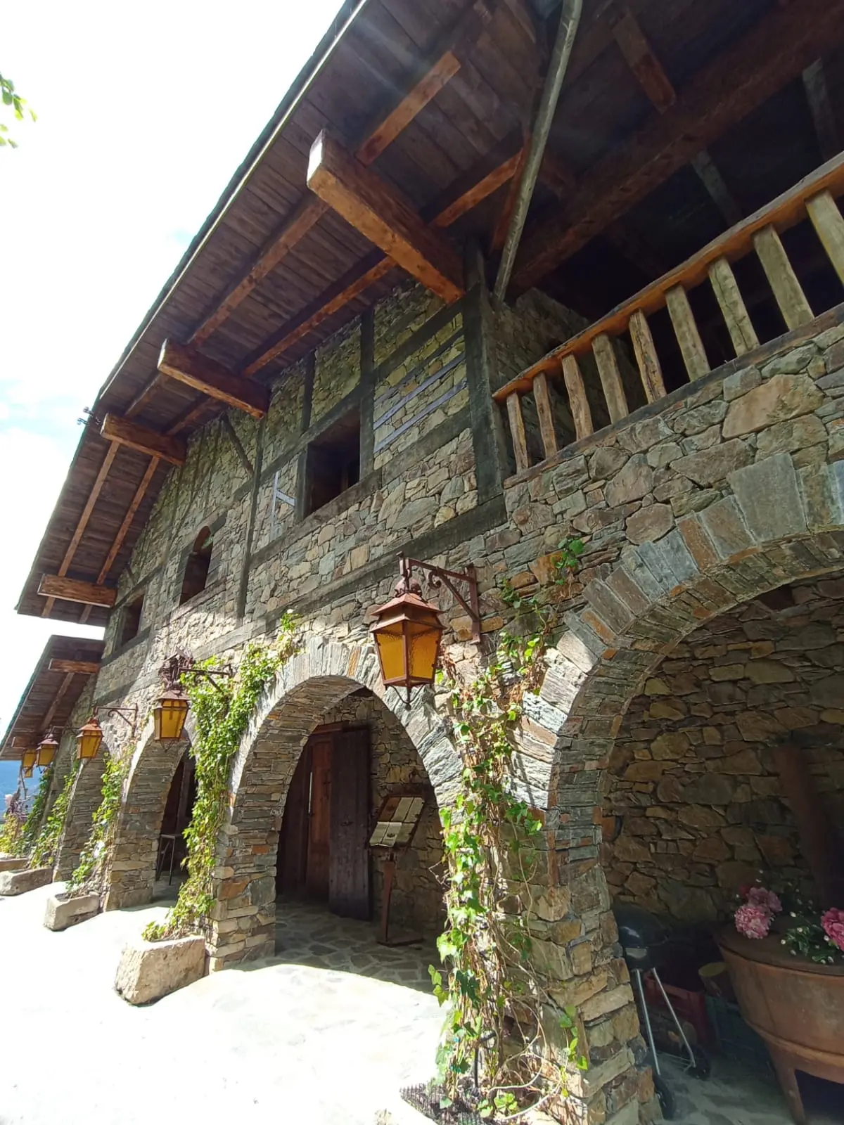 Restaurant à l'entrée d'Auvinyà avec terrasse et vues