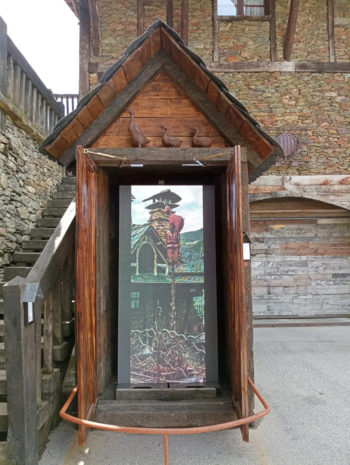 Armoire avec vidéo de bienvenue