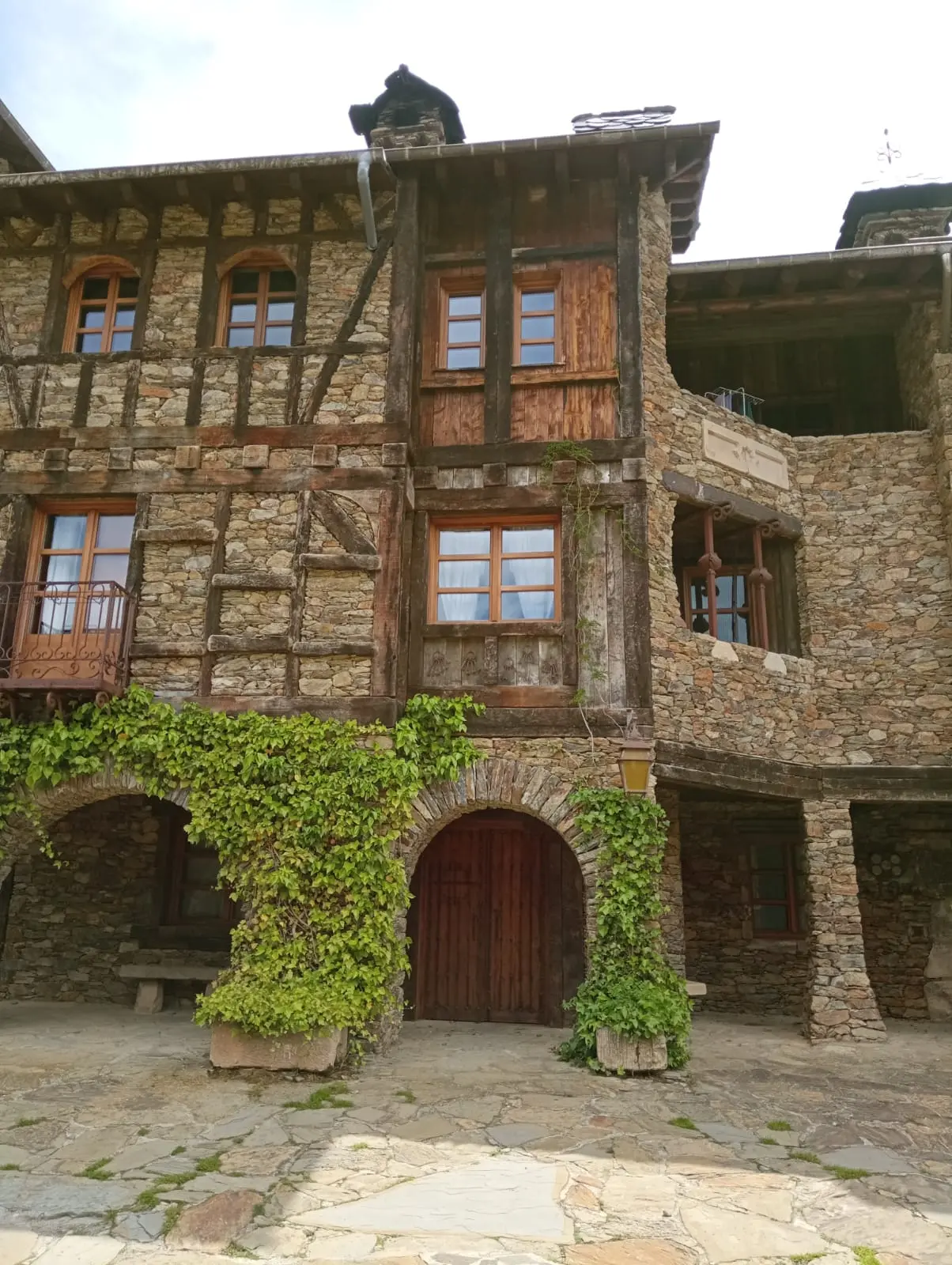 Façade de maison avec bois et pierre à Auvinyà
