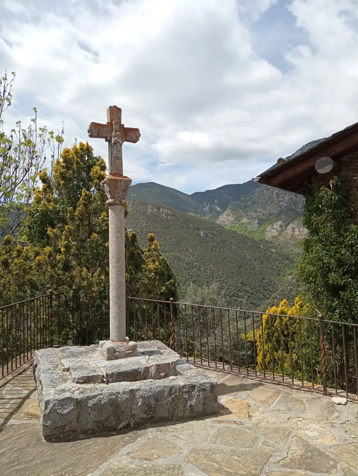 Vue vers la montagne avec croix depuis Auvinyà