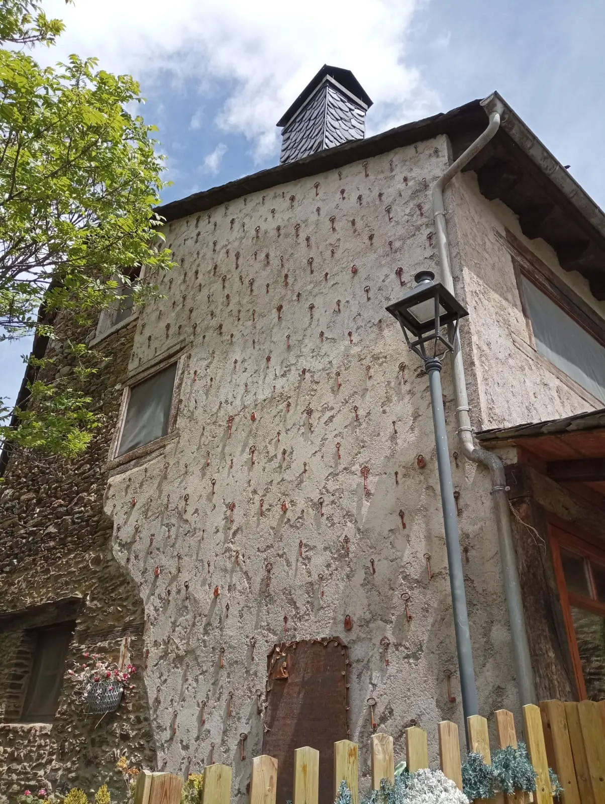 Mur avec clés décoratives à Auvinyà