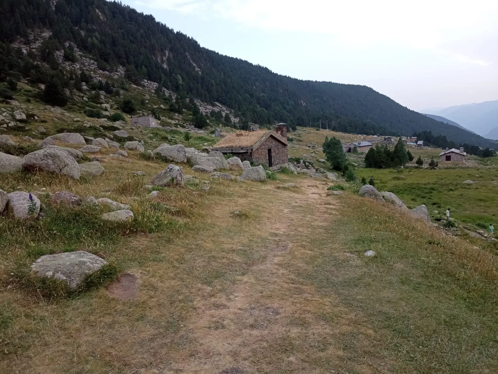A la salida del puente tibetano, girar a la derecha hacia la vía ferrata