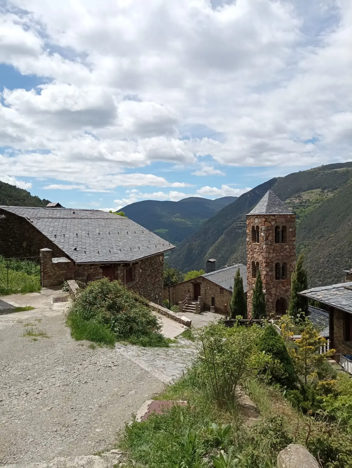 Vue des toits et de la vallée depuis Auvinyà