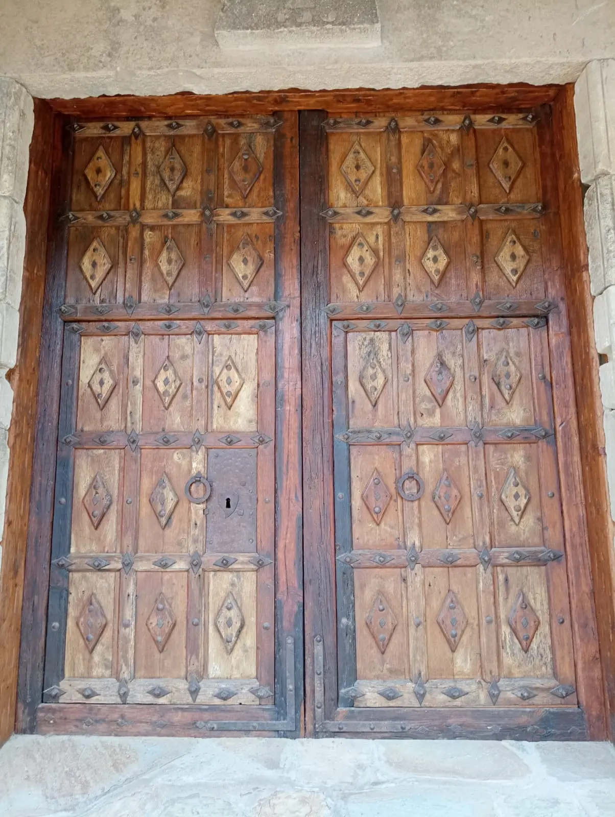 Détail de porte en bois à Auvinyà