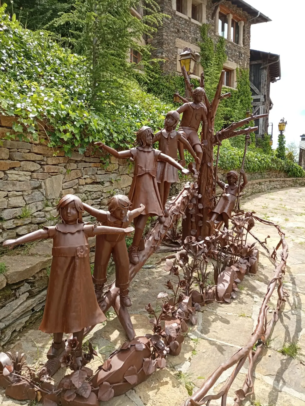 Sculpture dédiée aux enfants à Auvinyà