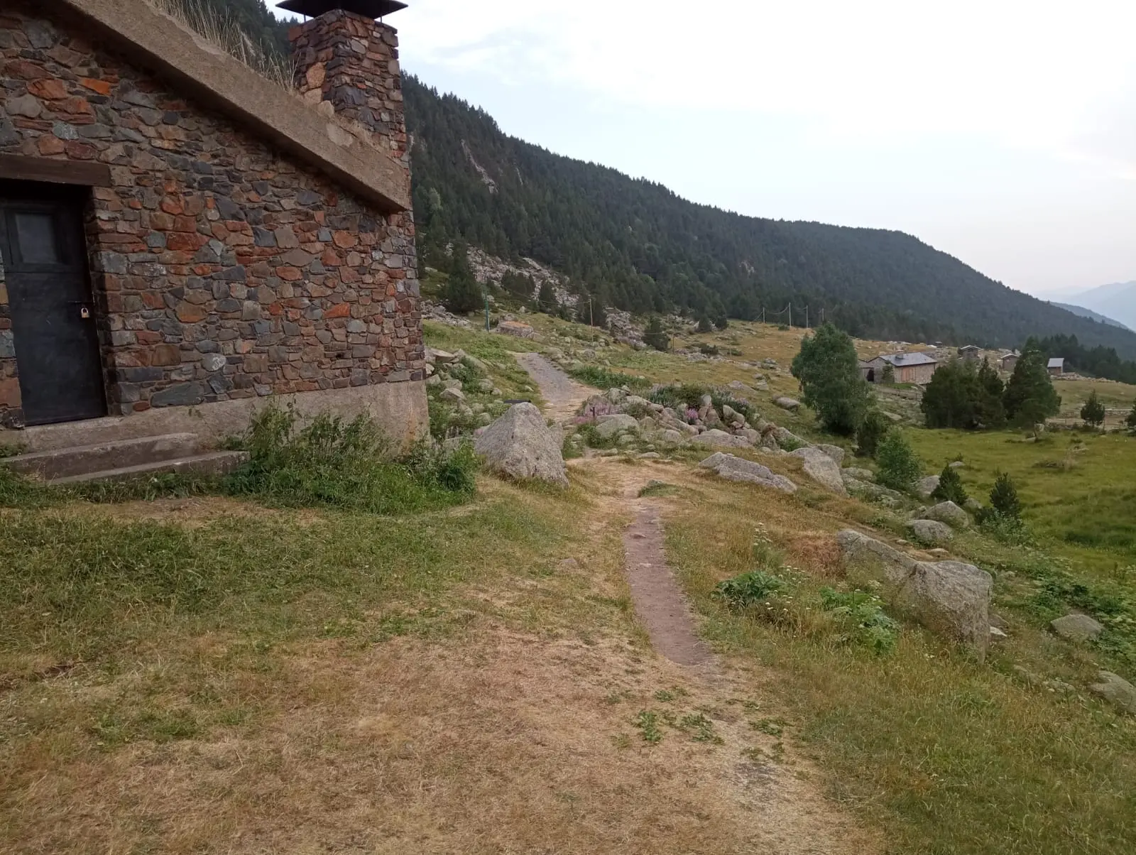 Continuar recto por el camino hacia la vía ferrata