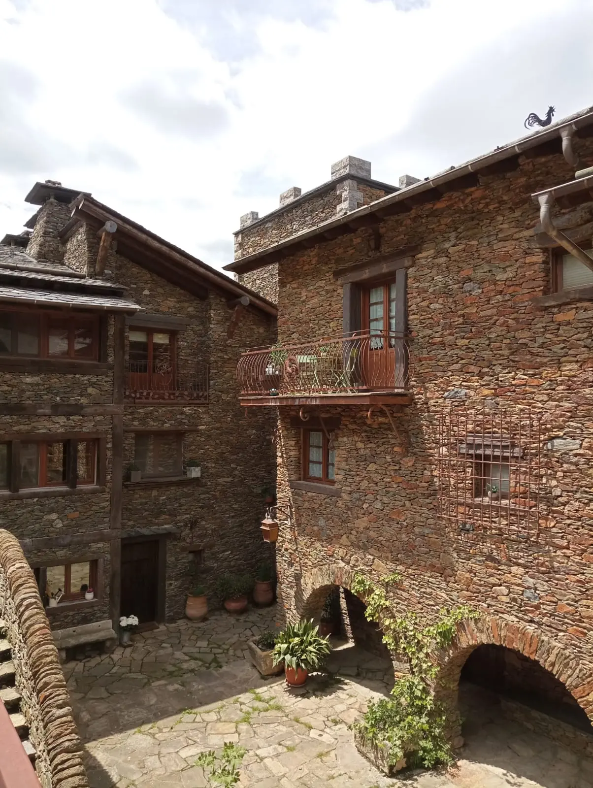 Patio intérieur entre maisons en pierre à Auvinyà