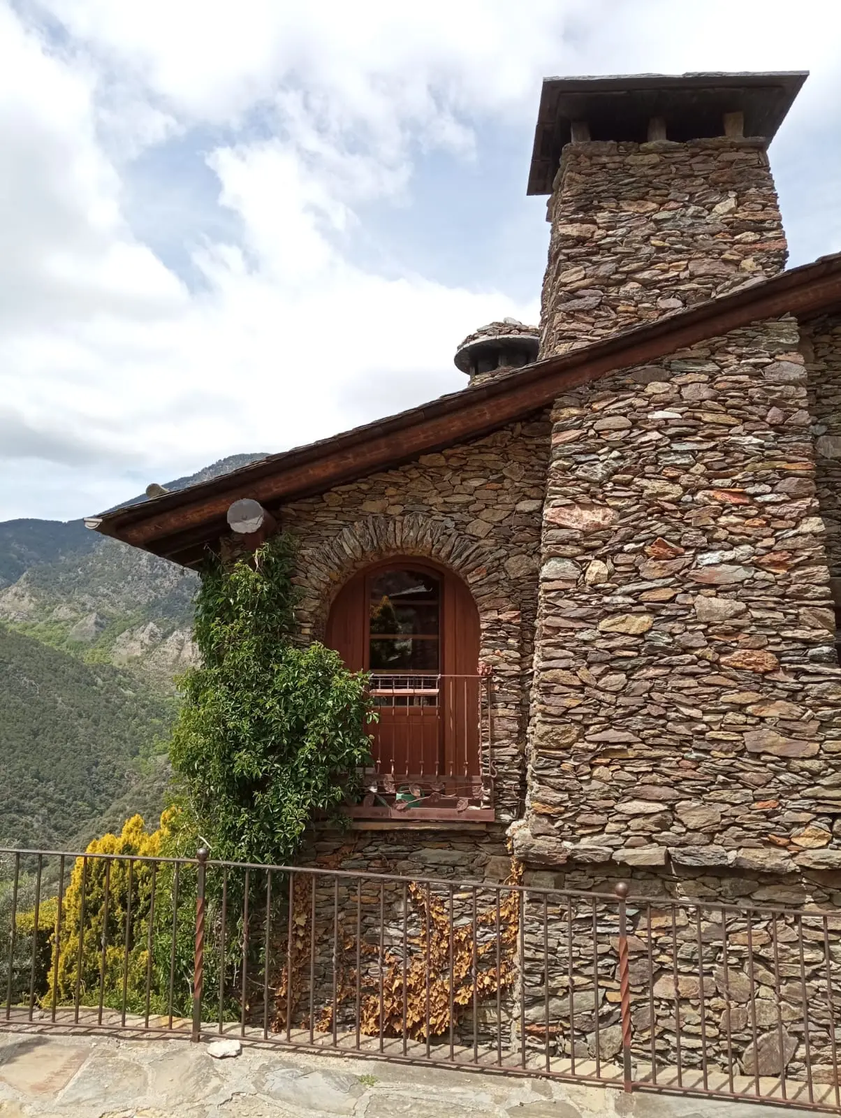 Maison avec tour en pierre à Auvinyà