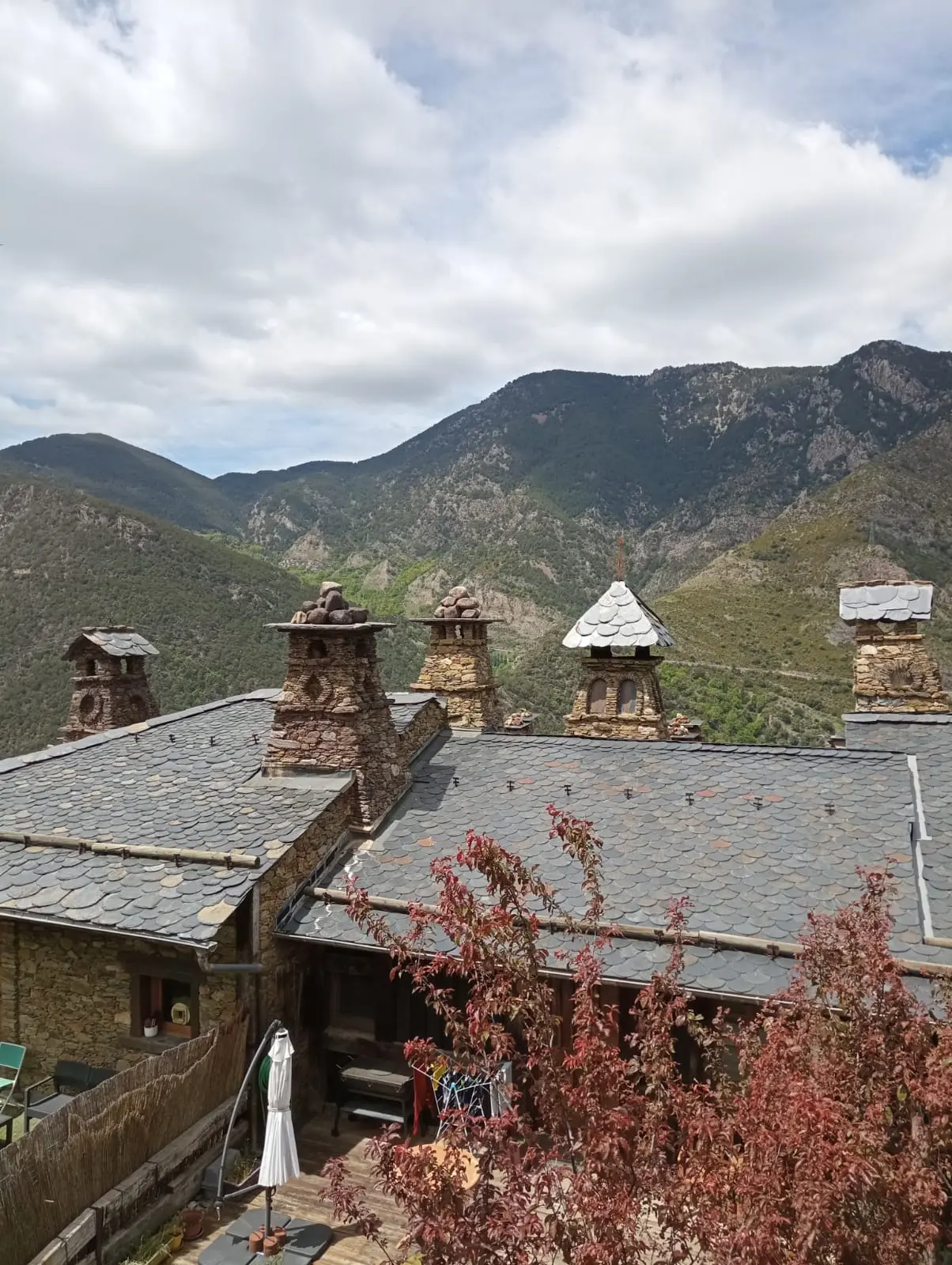 Cheminées en pierre avec montagne au fond