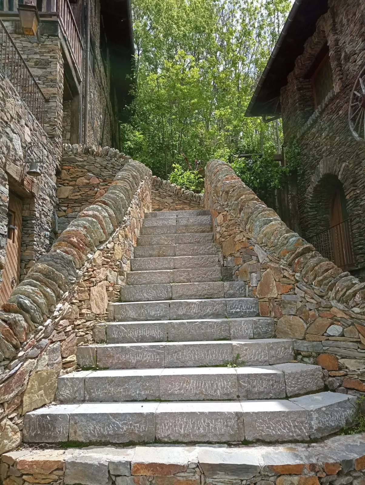 Escaliers en pierre dans le village d'Auvinyà