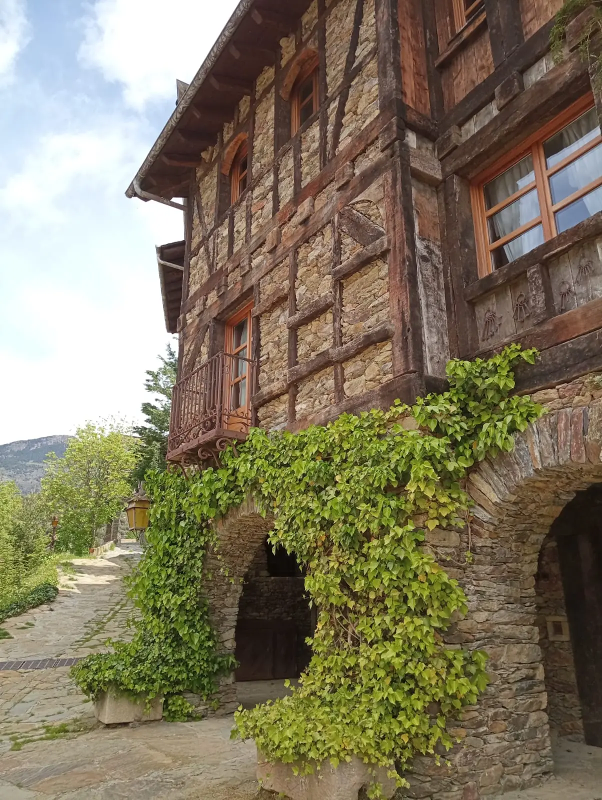 Façade avec balcons en bois à Auvinyà