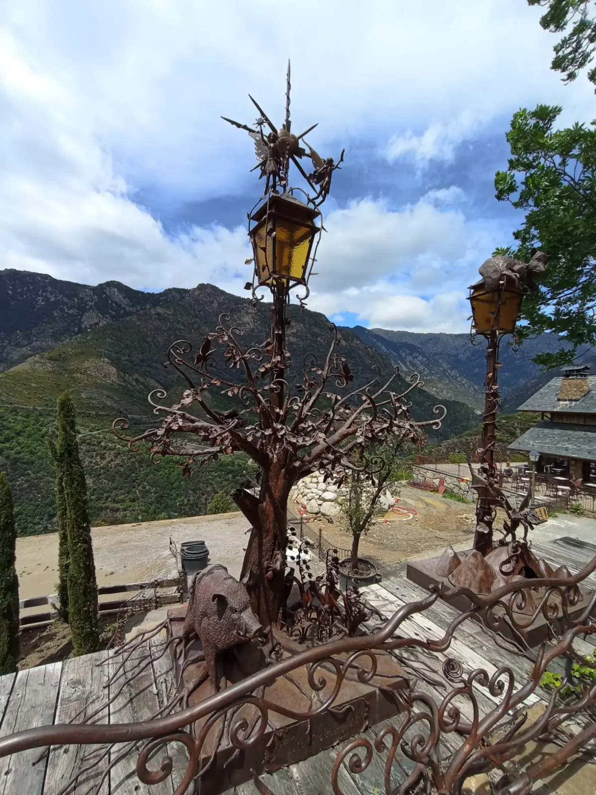Lampadaires en fer forgé avec vues sur la vallée