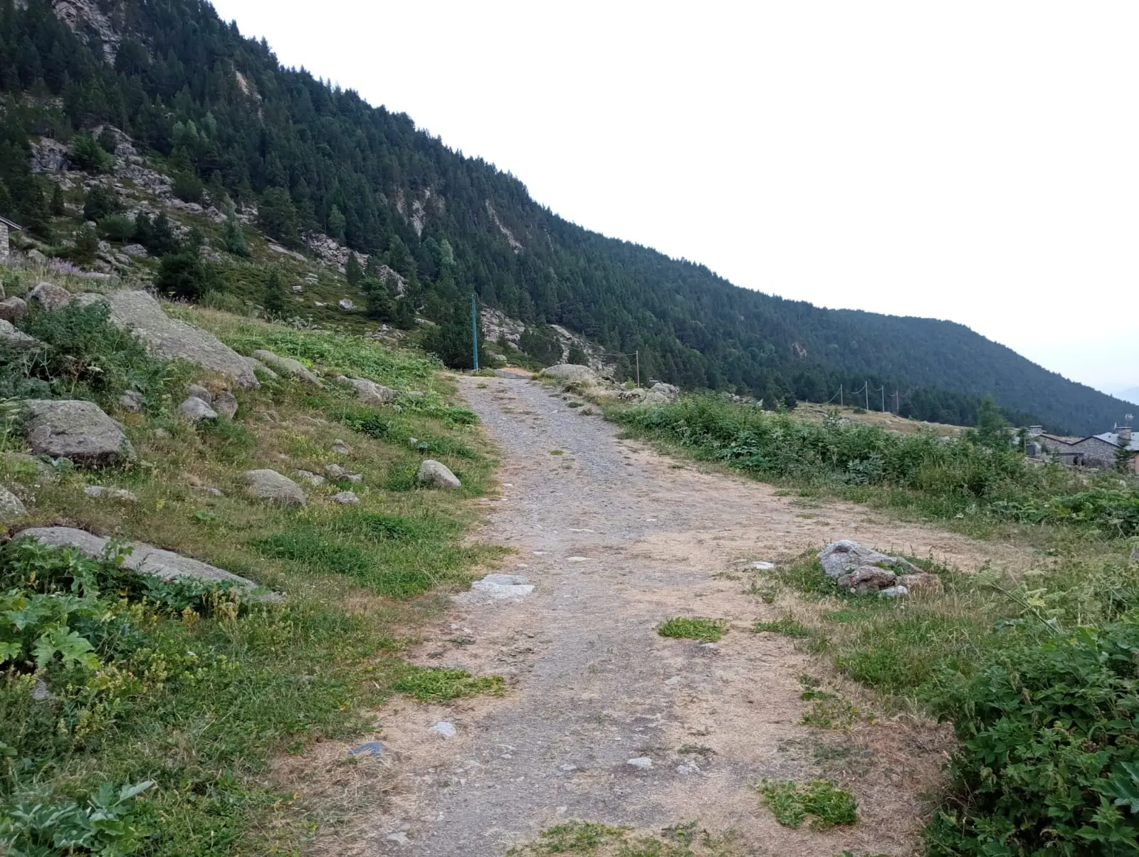 Vista del camino continuando hacia la vía ferrata