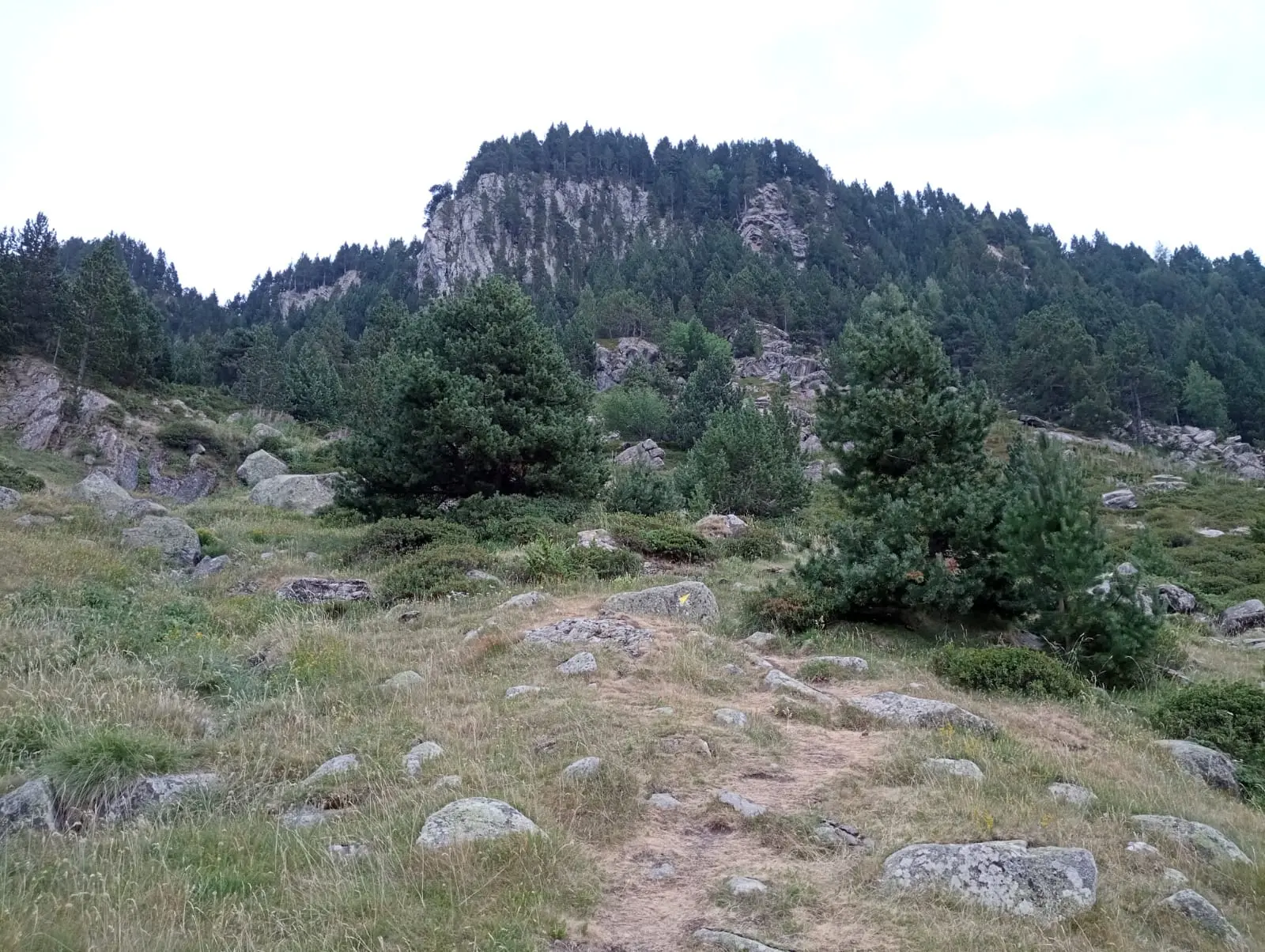 Seguir las flechas amarillas hacia la vía ferrata