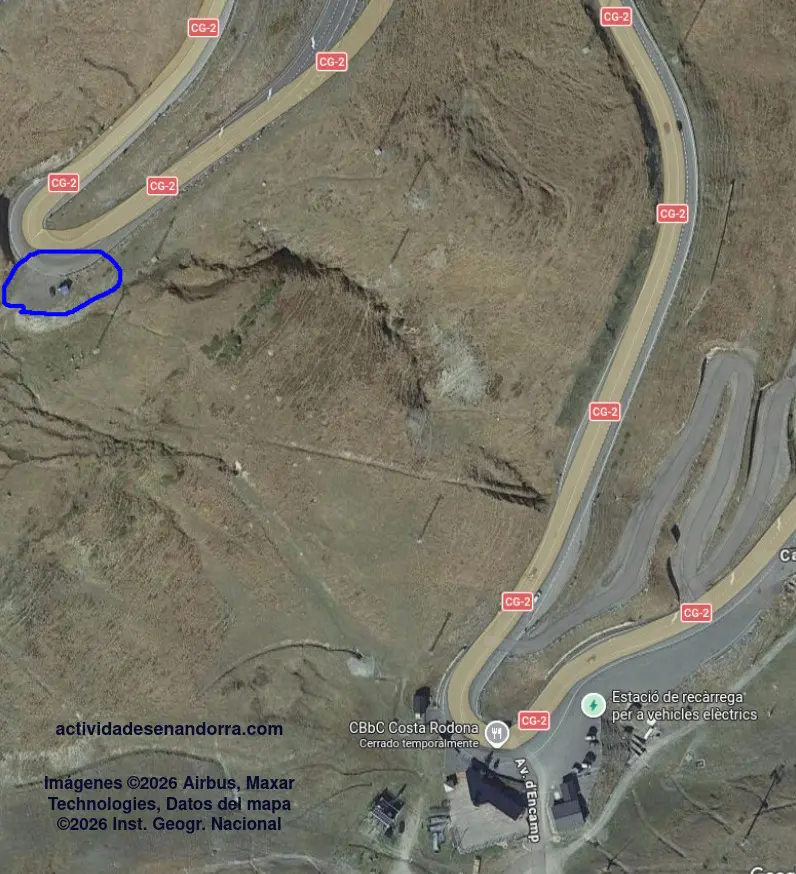 Curva justo encima del parking de Costa Rodona con plazas para aparcar como alternativa