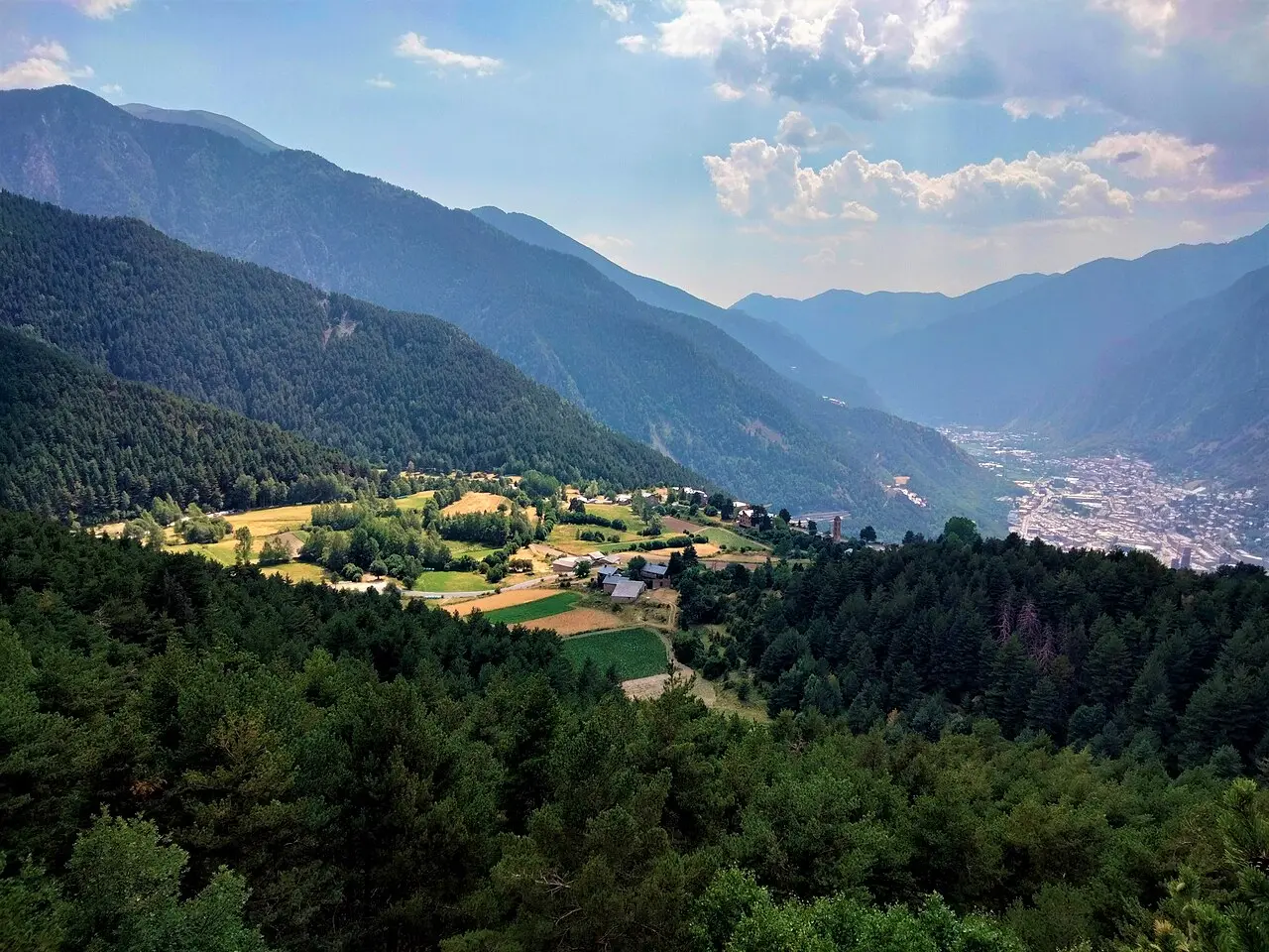 Vista de Engolasters y Andorra la Vella desde el Mirador del Circuit de les Fonts