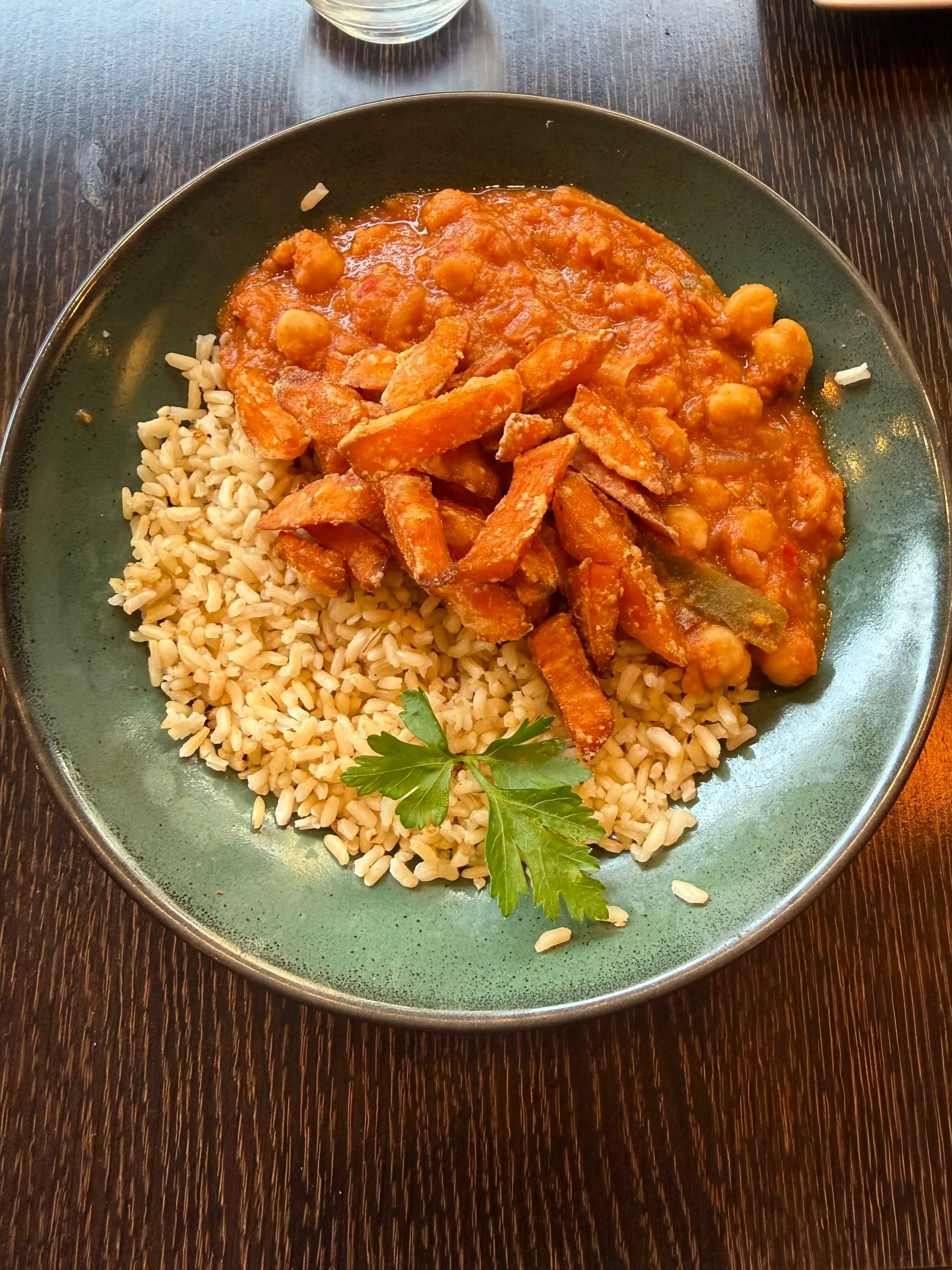 Arroz con guiso de garbanzos en La Huella Vegana