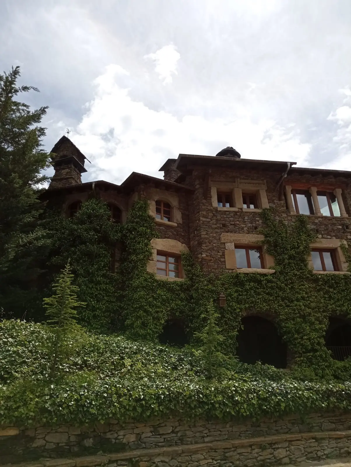 Maison avec lianes grimpant sur la façade à Auvinyà