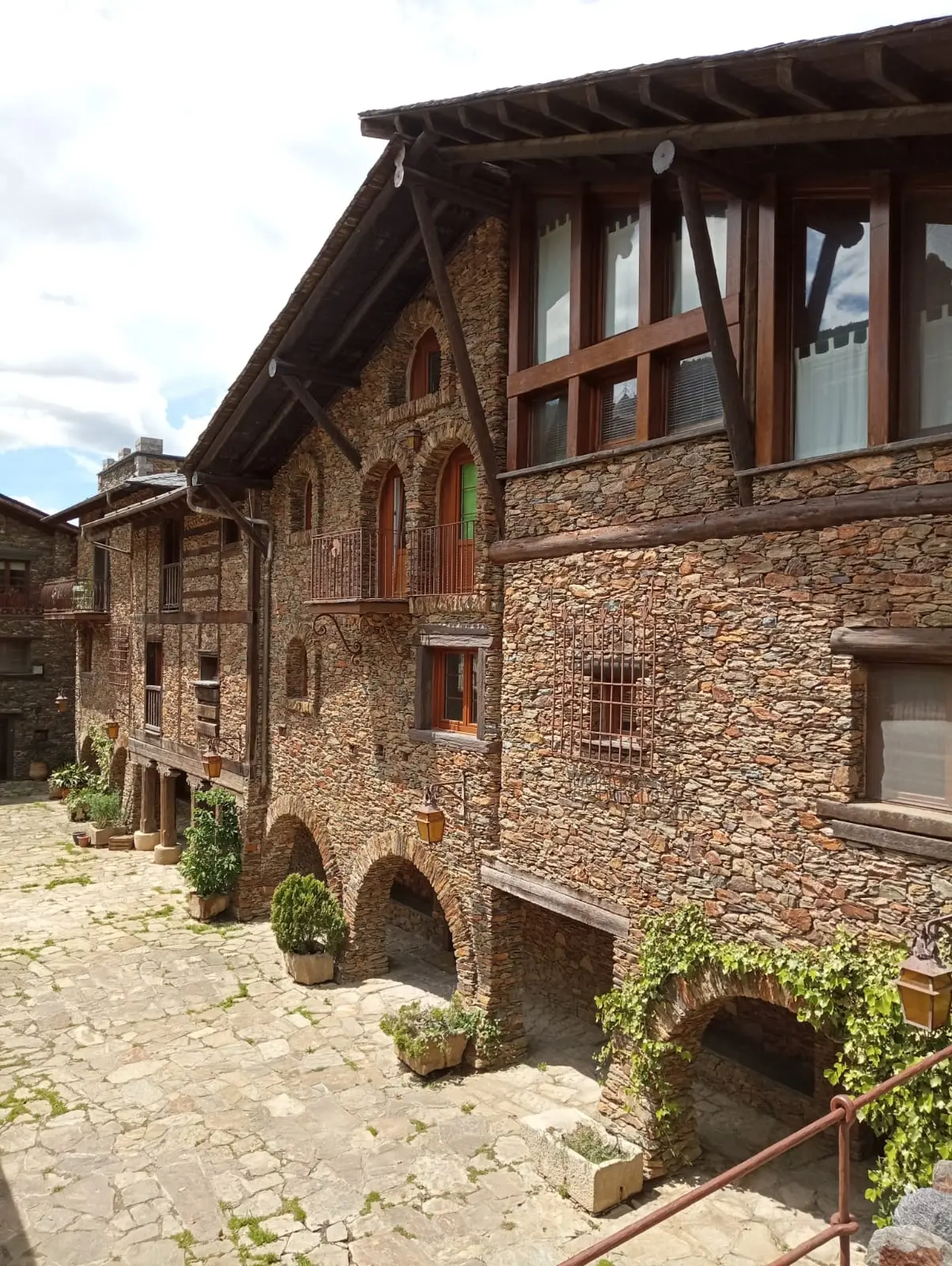 Rue pavée dans le vieux centre d'Auvinyà