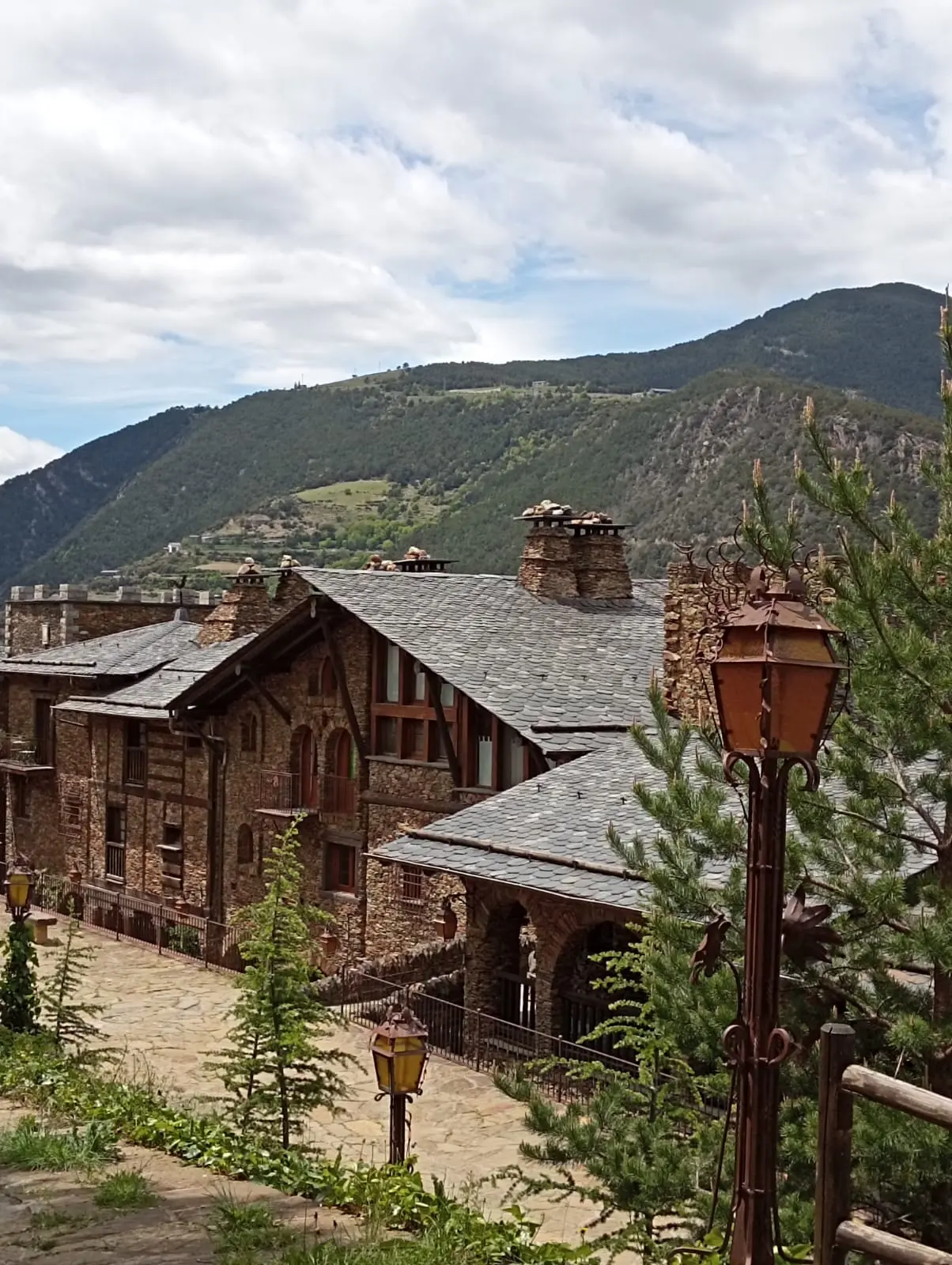 Vue générale du village d'Auvinyà