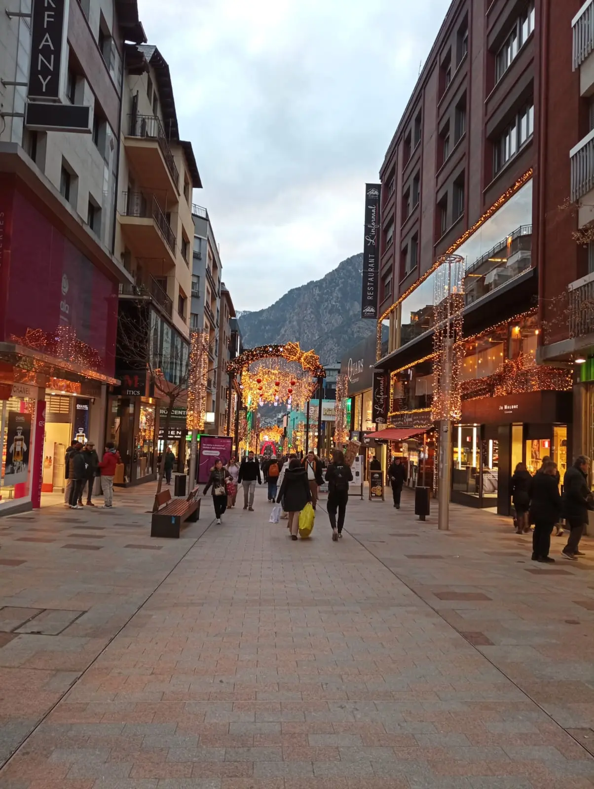Avenida Meritxell - La zona comercial principal de Andorra