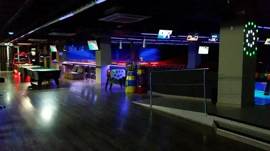 Interior de bolera en Andorra con pistas de bowling