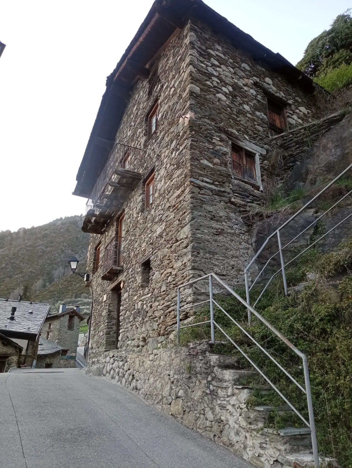 Maison Cal Cotxa de côté