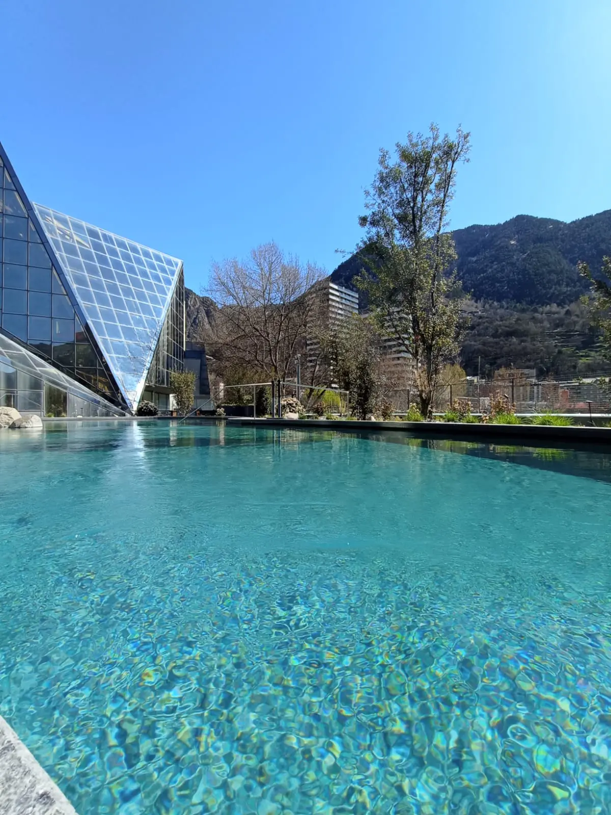 Laguna exterior con cielo despejado