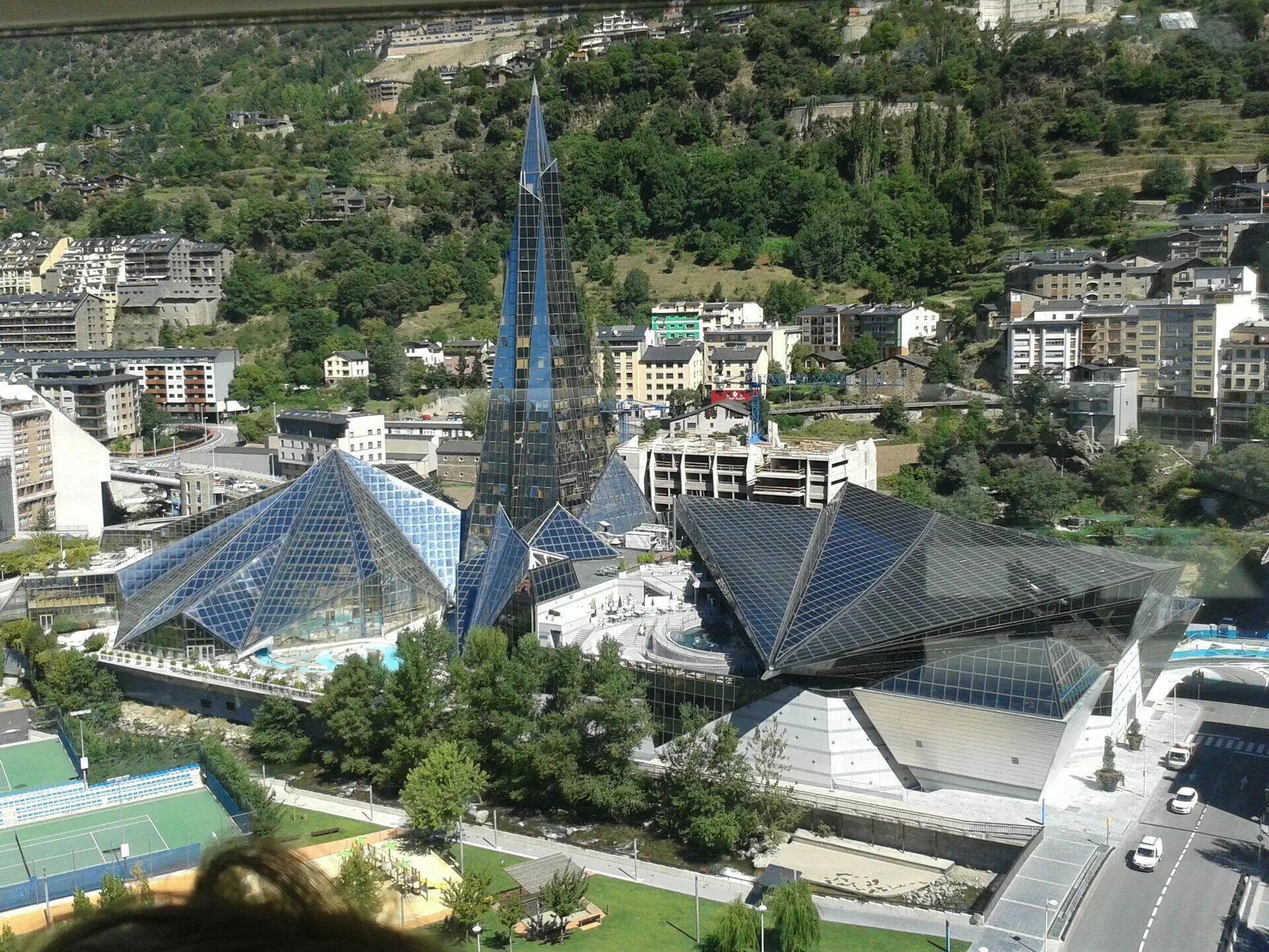 Vista exterior del centro termal Caldea en Escaldes-Engordany