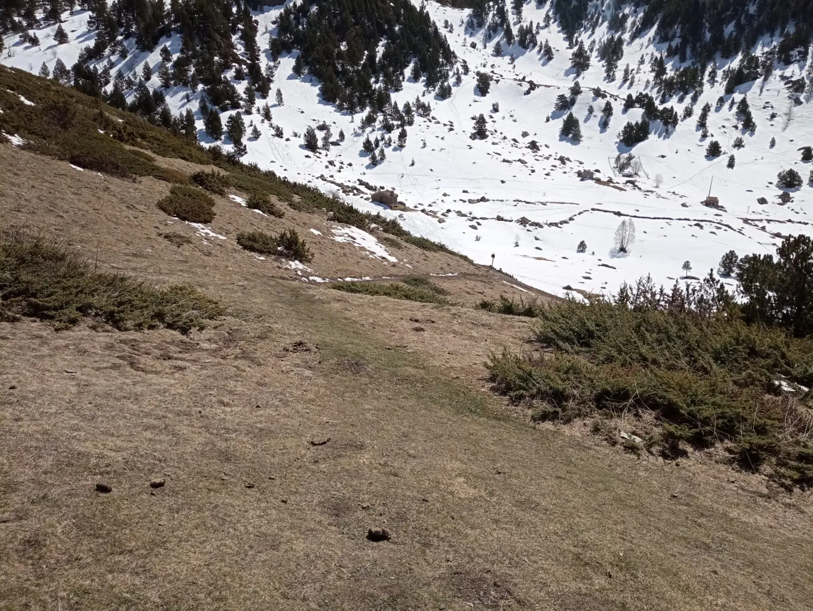Vista del camino hacia el puente tibetano de Encamp