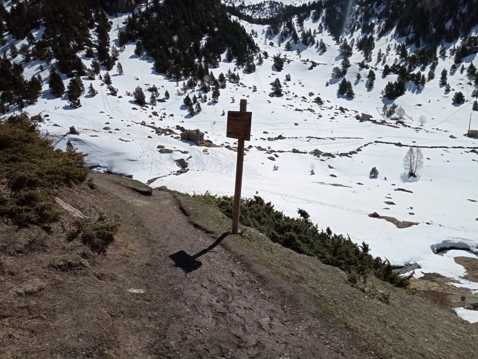 Camino de montaña hacia el puente tibetano de Encamp