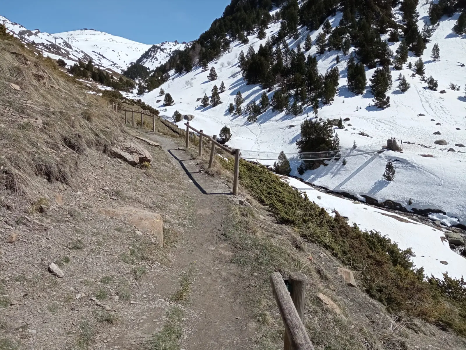 Tramo del camino al puente tibetano de Encamp
