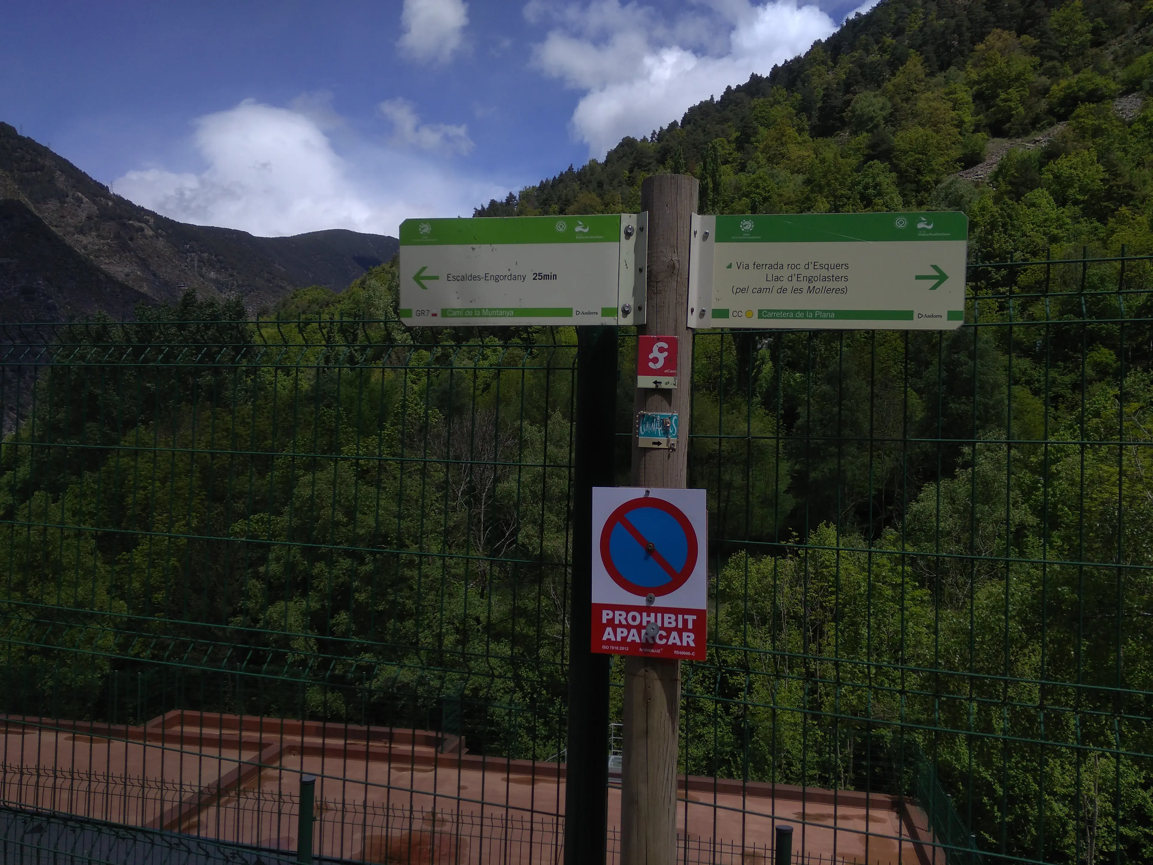 Panneau du chemin piéton indiquant 25 minutes à pied jusqu'à Escaldes-Engordany depuis le Parking Madriu