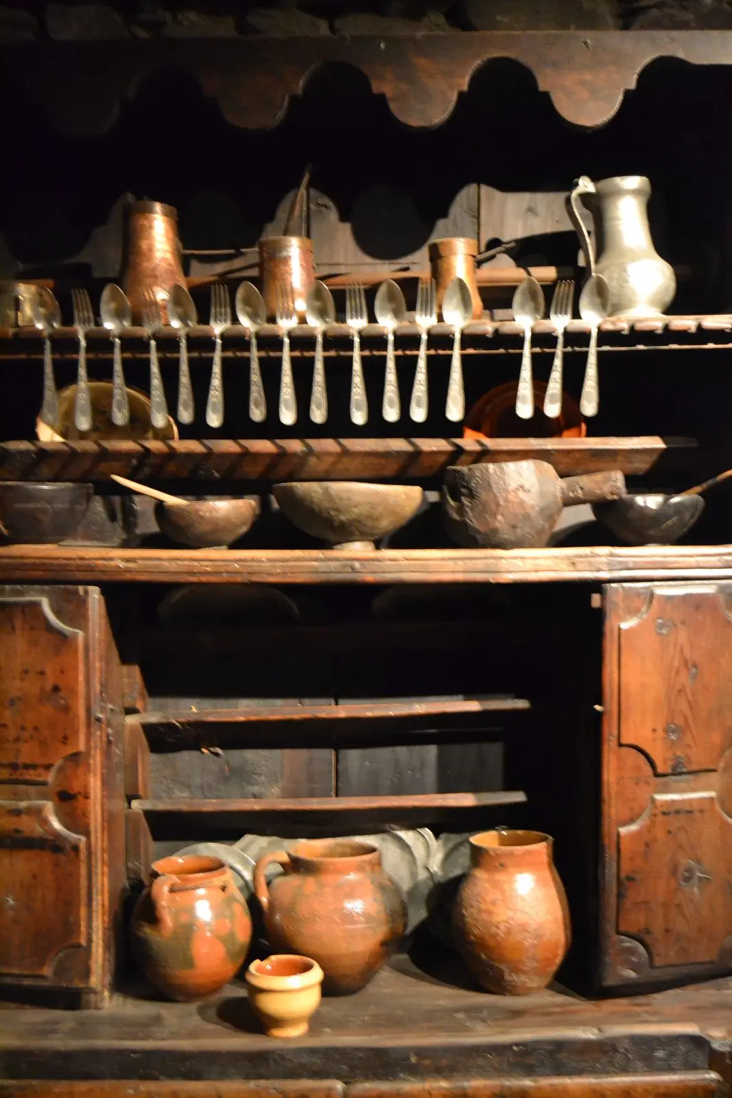 Pantry with ceramics and cutlery at Casa Rull
