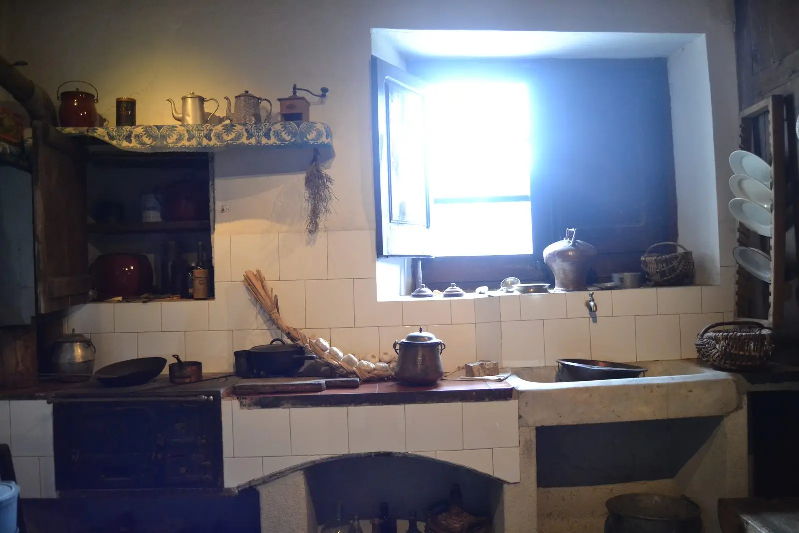 Kitchen sink and window at Casa Rull