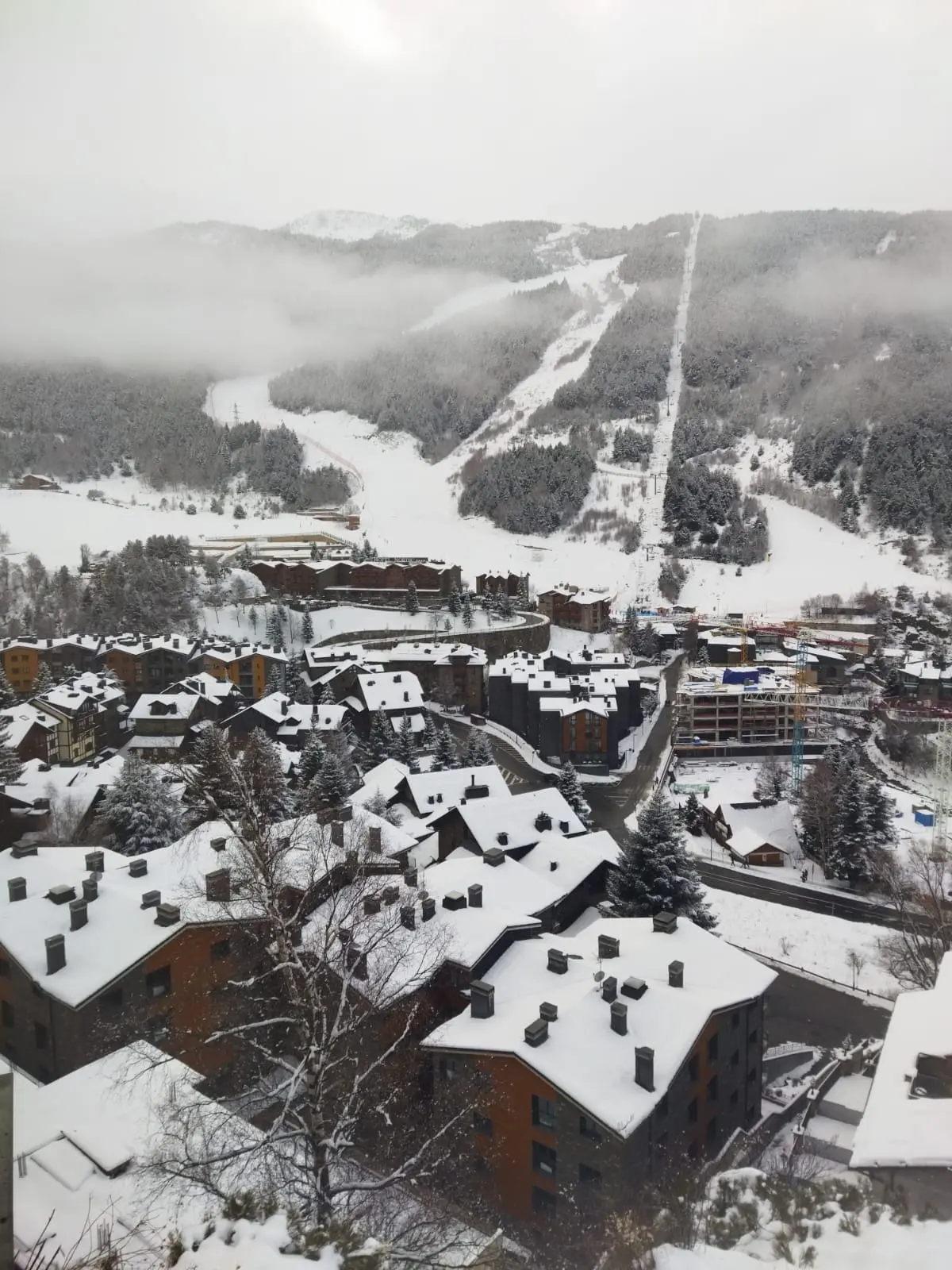 Sector de El Tarter en Grandvalira con nieve y pistas al fondo