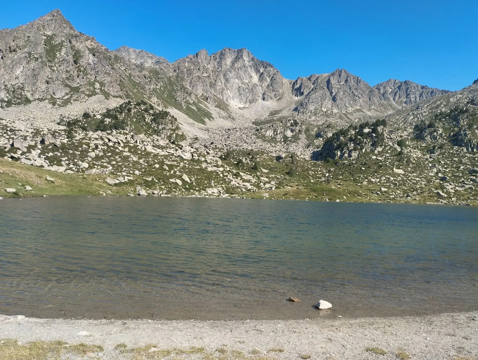 Estany de les Abelletes, un lago de montaña donde bañarse en Andorra