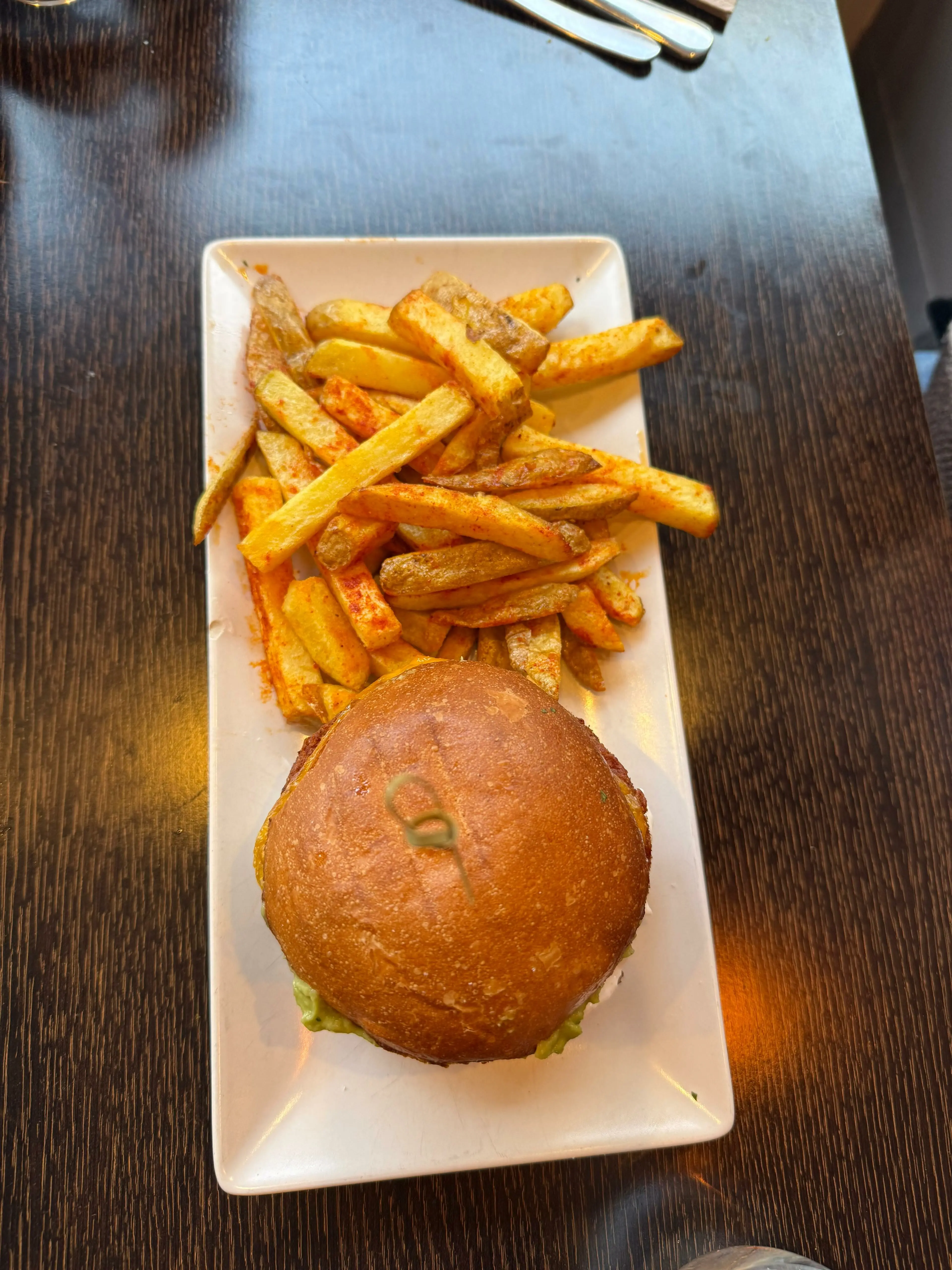 Hamburguesa vegana con patatas