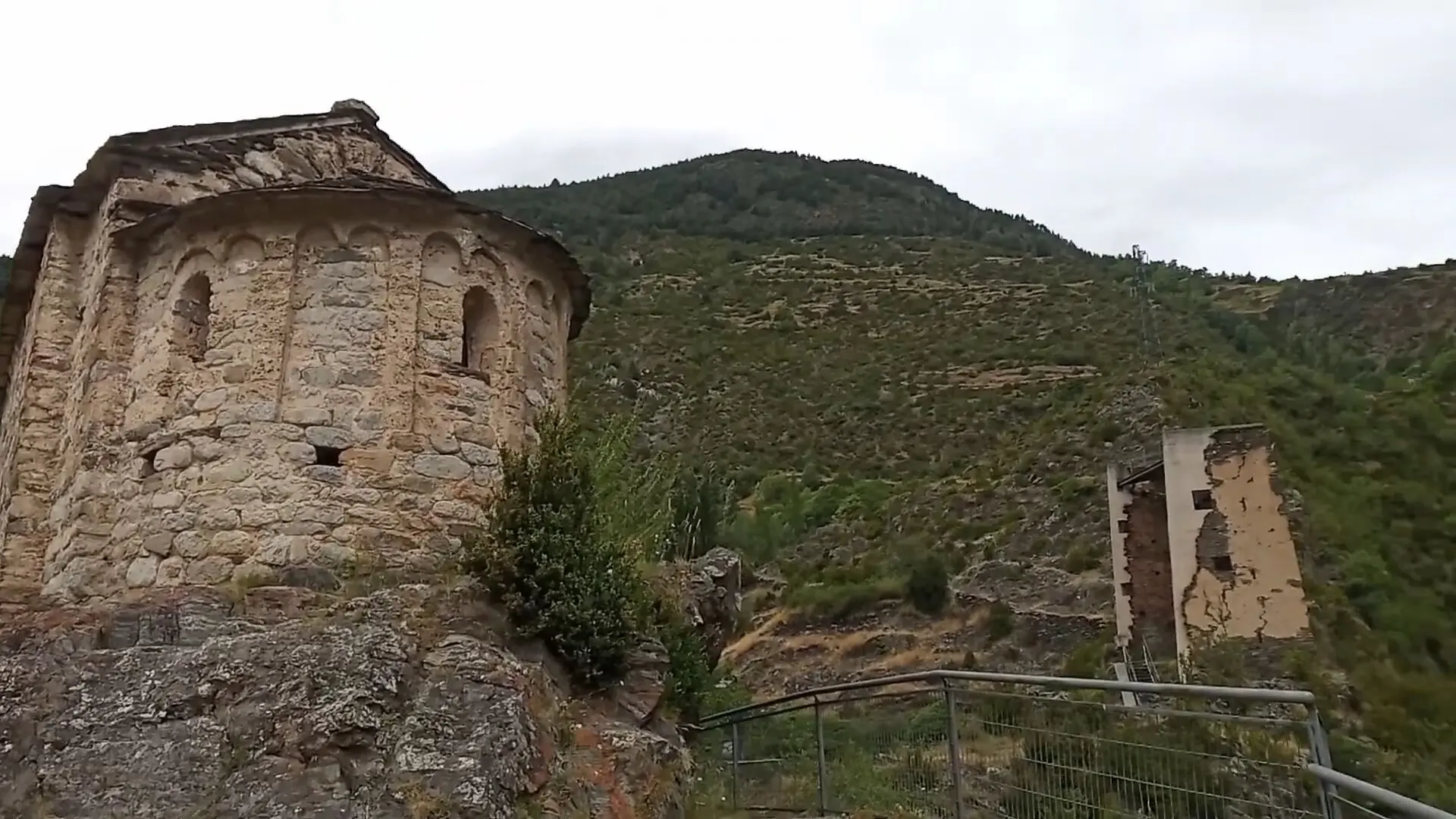 Vista de la torre de los moros y la iglesia de Sant Romà