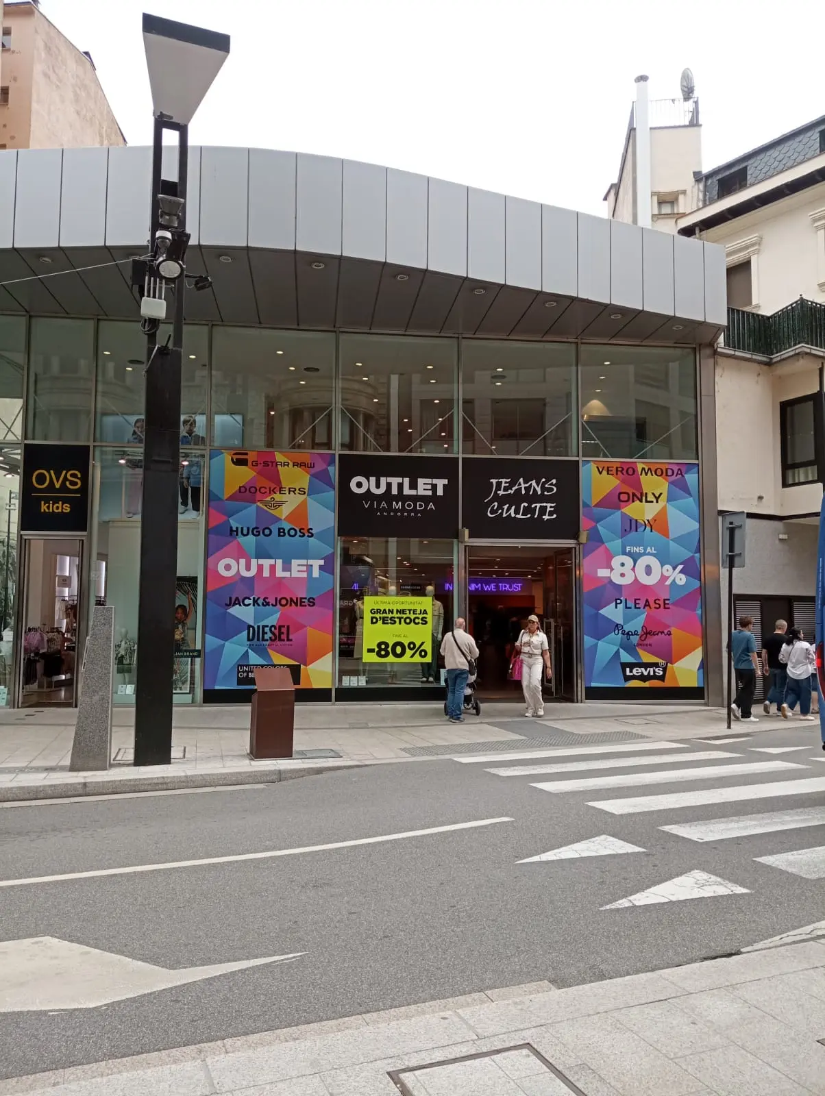 Interior del outlet Jeans Culte en Andorra