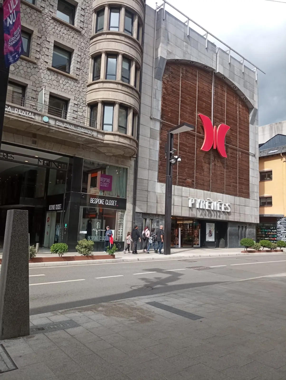 Jeans Culte enfrente del centro comercial Pyrénées, Andorra la Vella