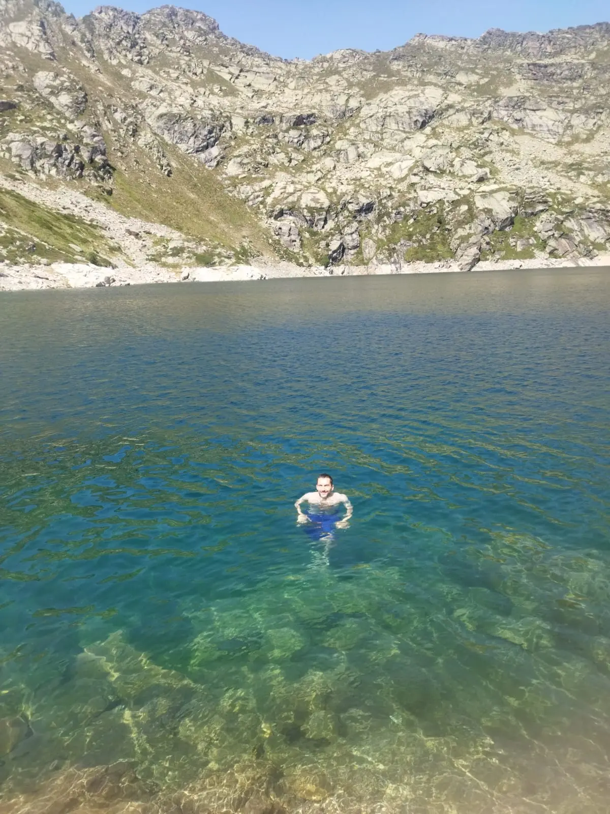Bañándome en el Llac Juclar en Andorra