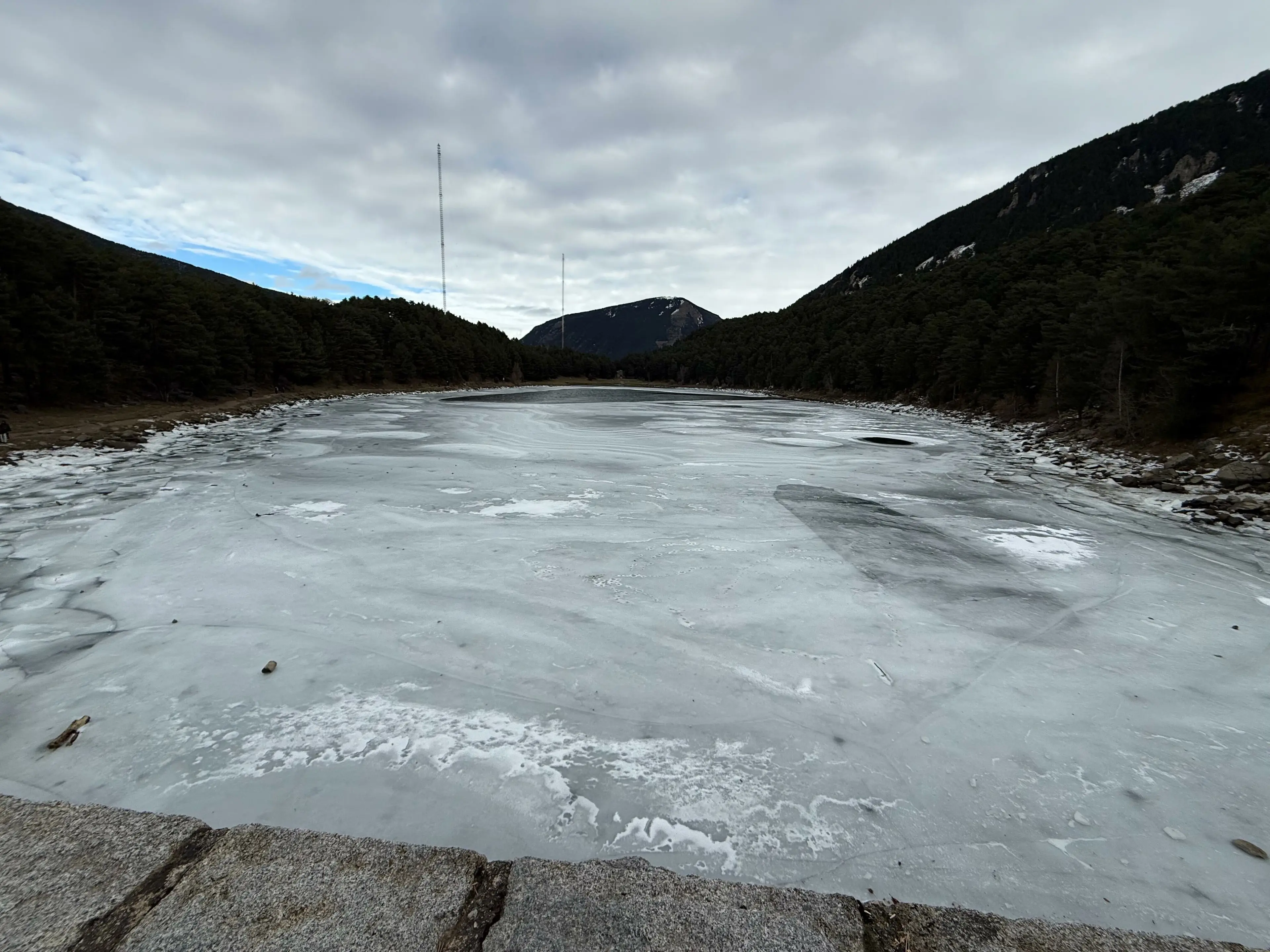 Lago de Engolasters con una capa congelada