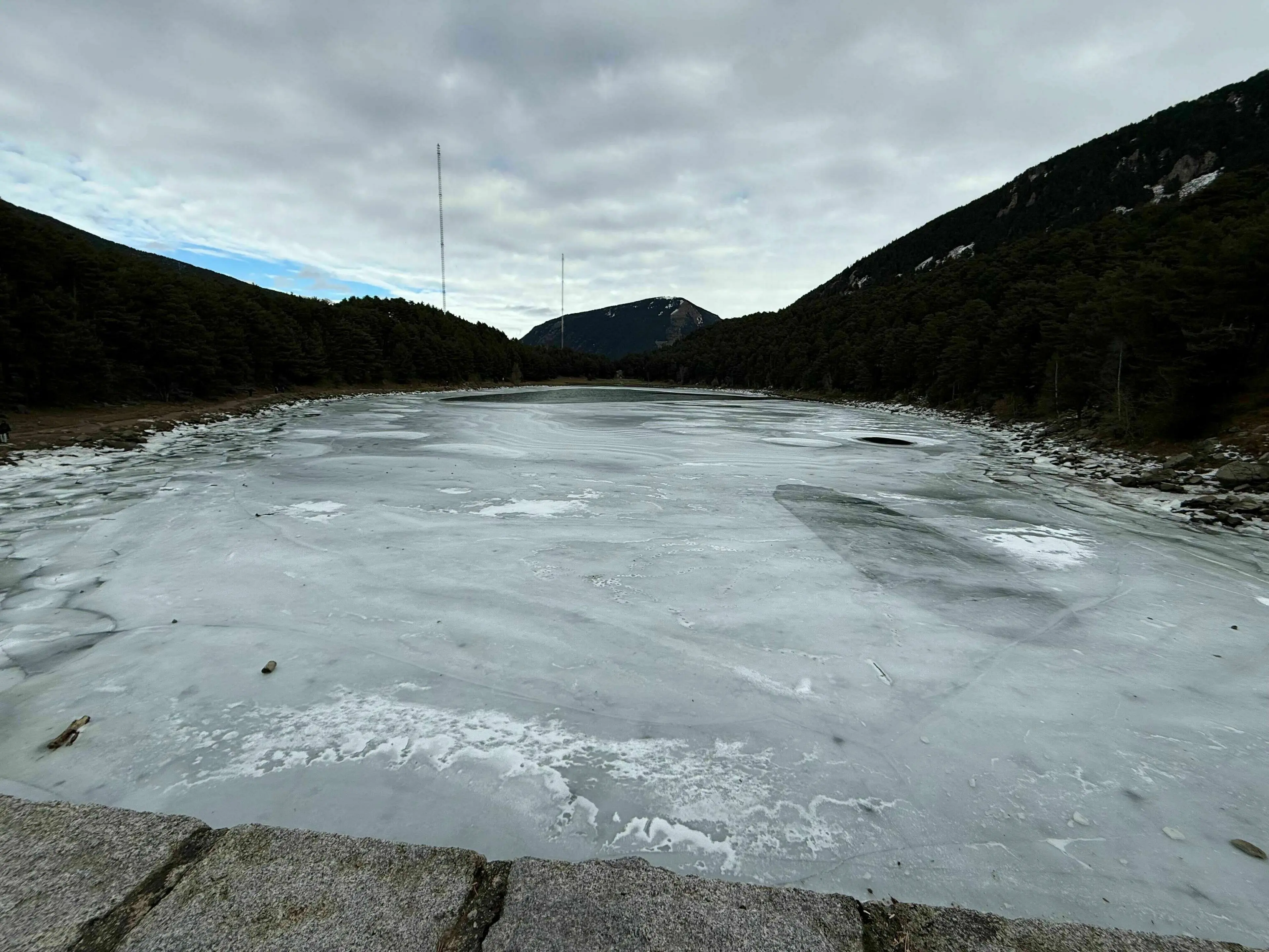 Lac d'Engolasters avec une couche de glace en hiver